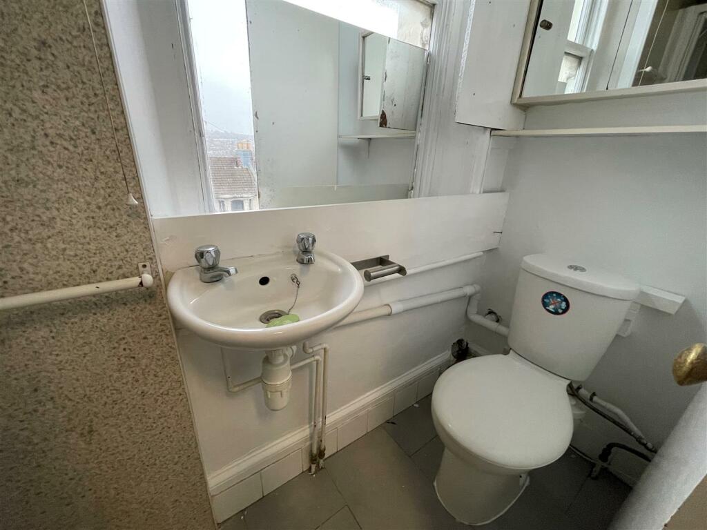 Bathroom 2.jpg