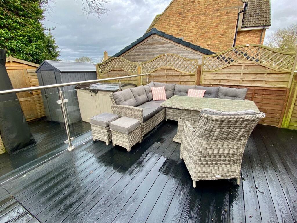 cheviot way 11 decking.jpg
