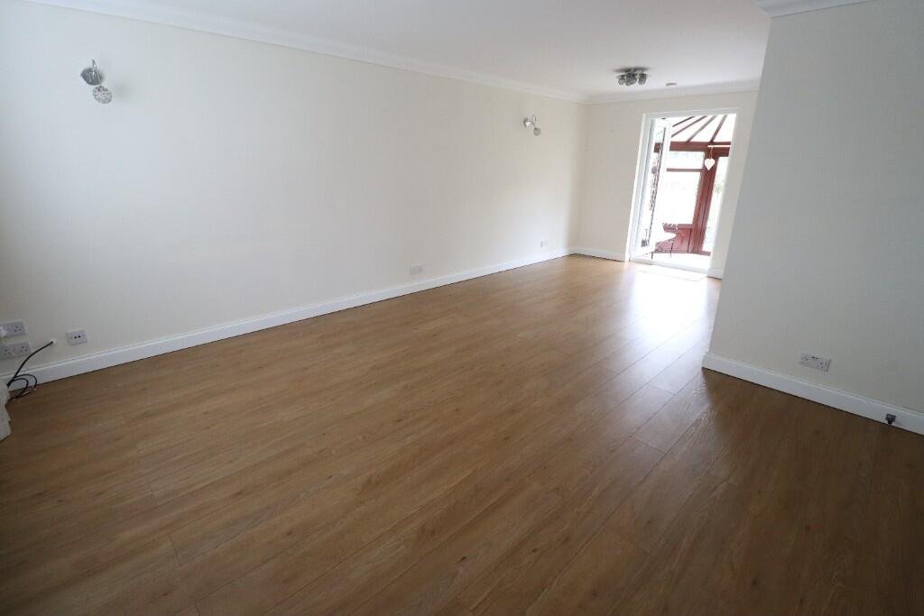 Lounge/Dining Area