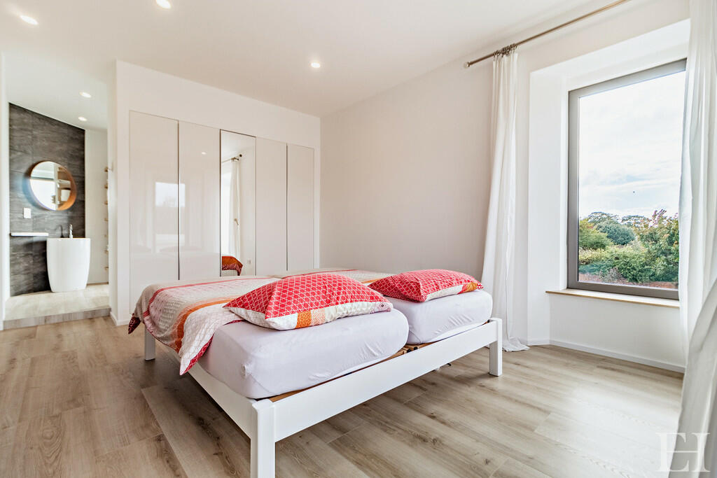 8623234-interiorW...