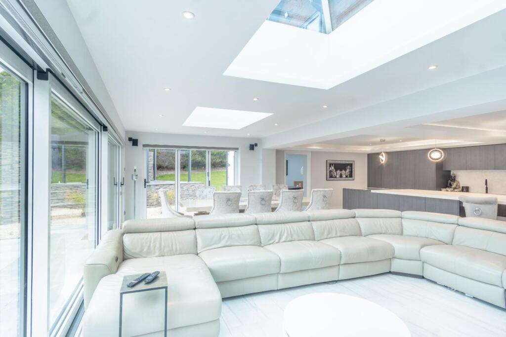 OPEN PLAN LIVING/DINING AREA