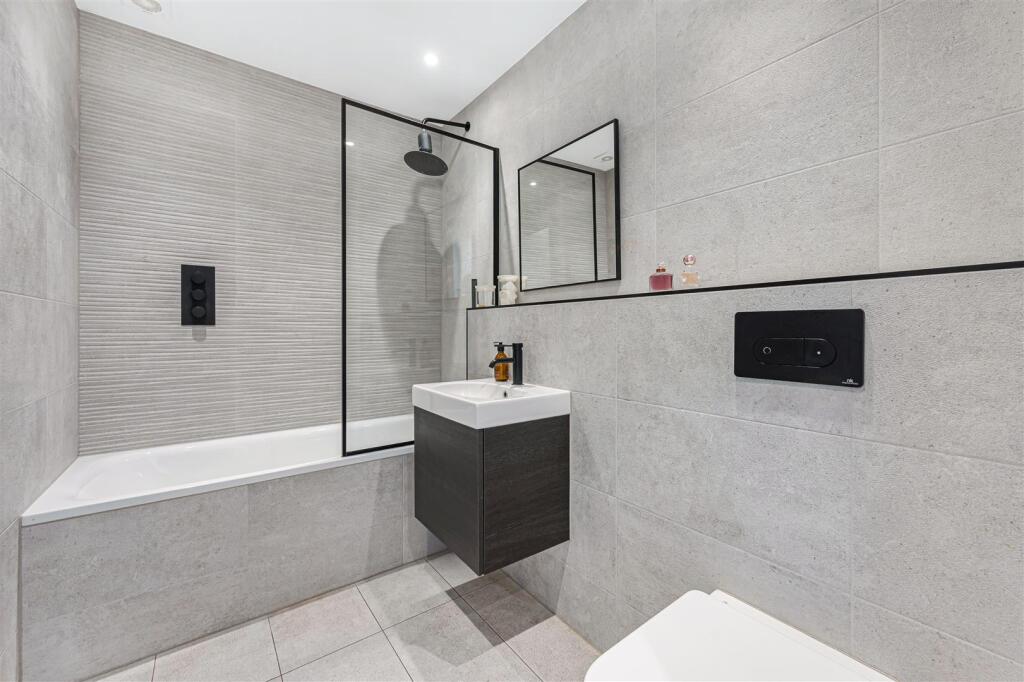 Flat 3, 42 Ellesmere.10.jpg