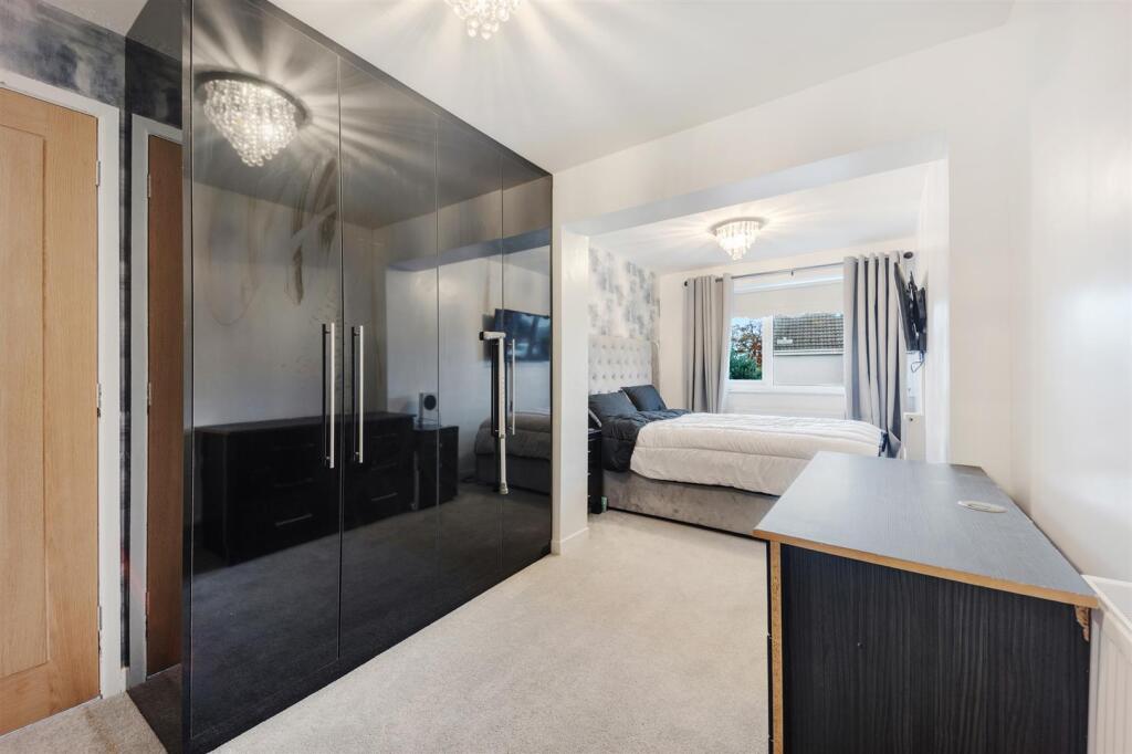 1 thorndyke Close bedroom 2.jpg