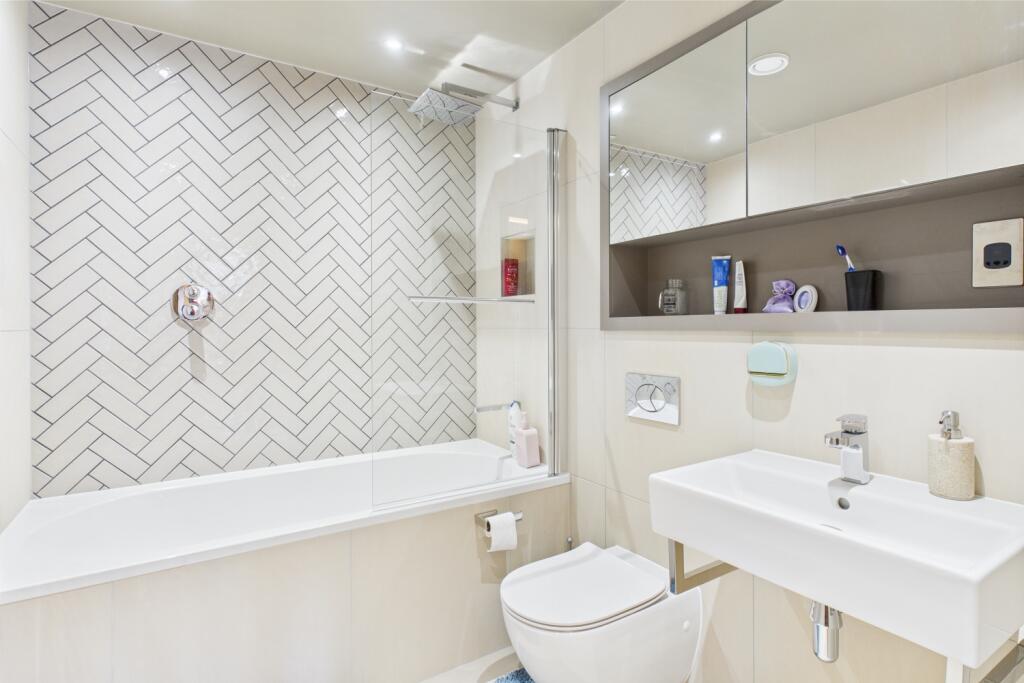 CAM03162G0-PR0257-STILL012