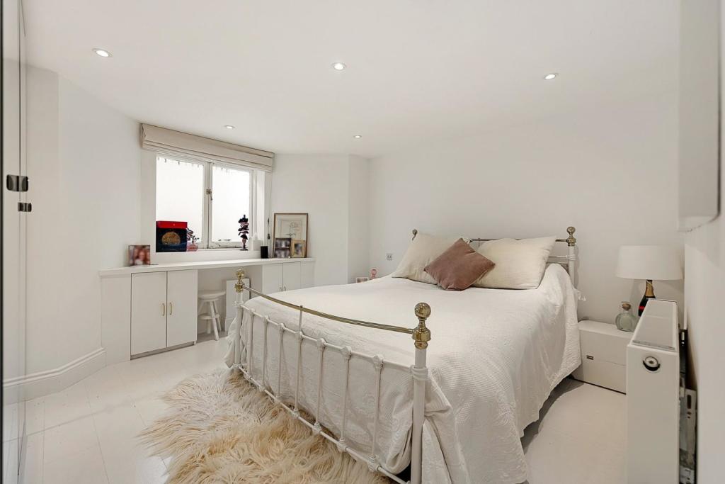 Bedroom (1).jpg