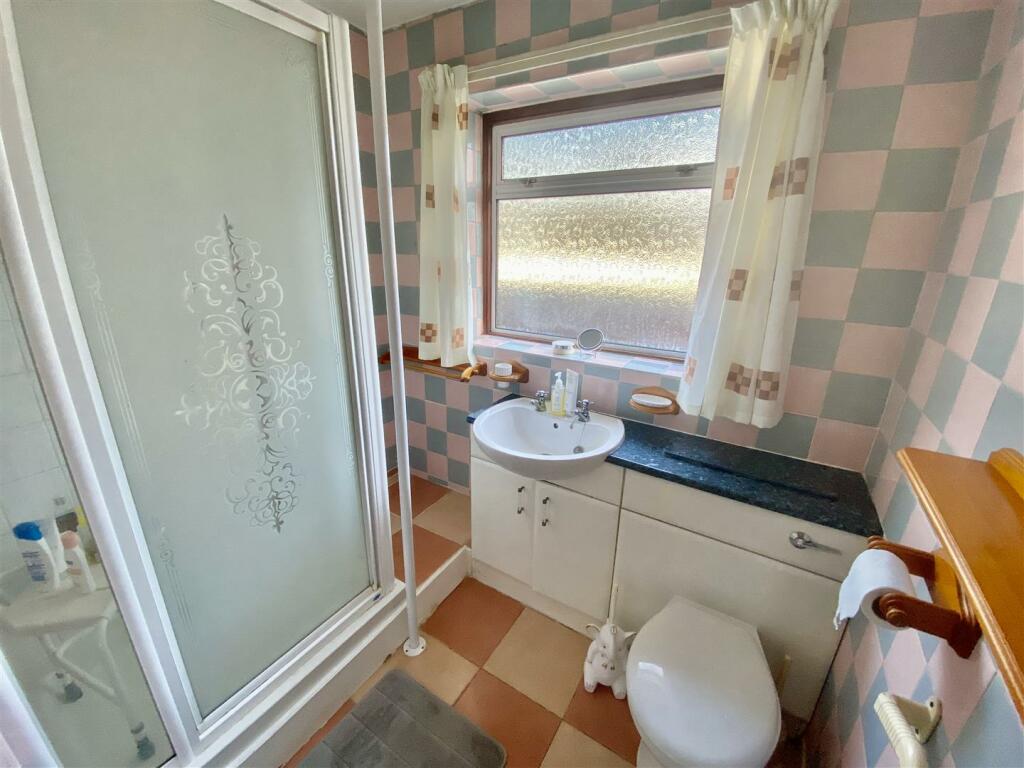 SHOWER ROOM