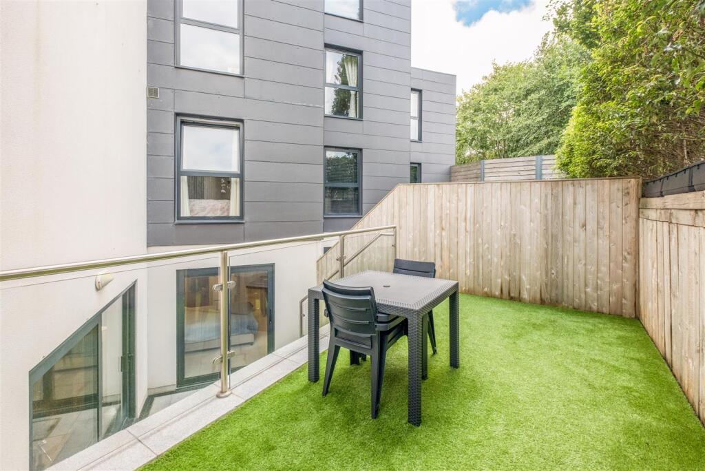 Flat 2 The Point-24.jpg