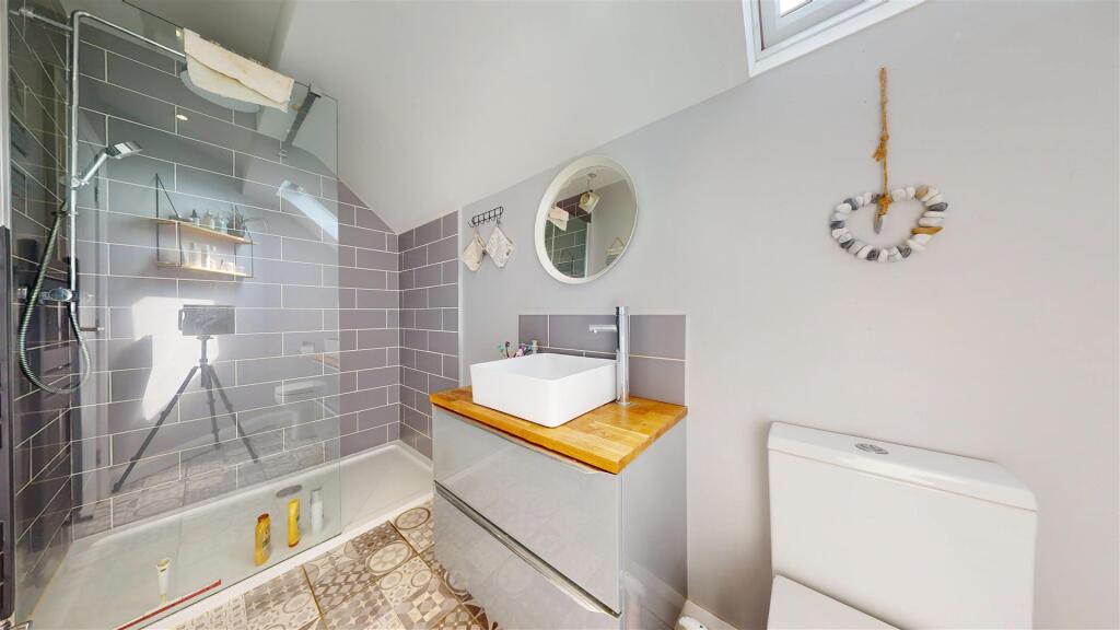 EN SUITE SHOWER ROOM