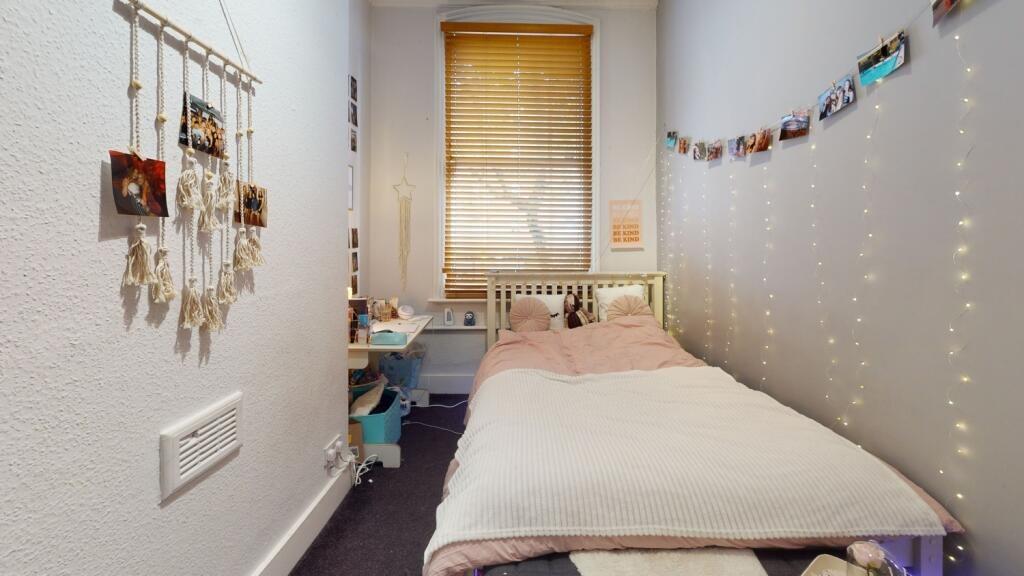 A cozy and well-maintained single bedroom featu...