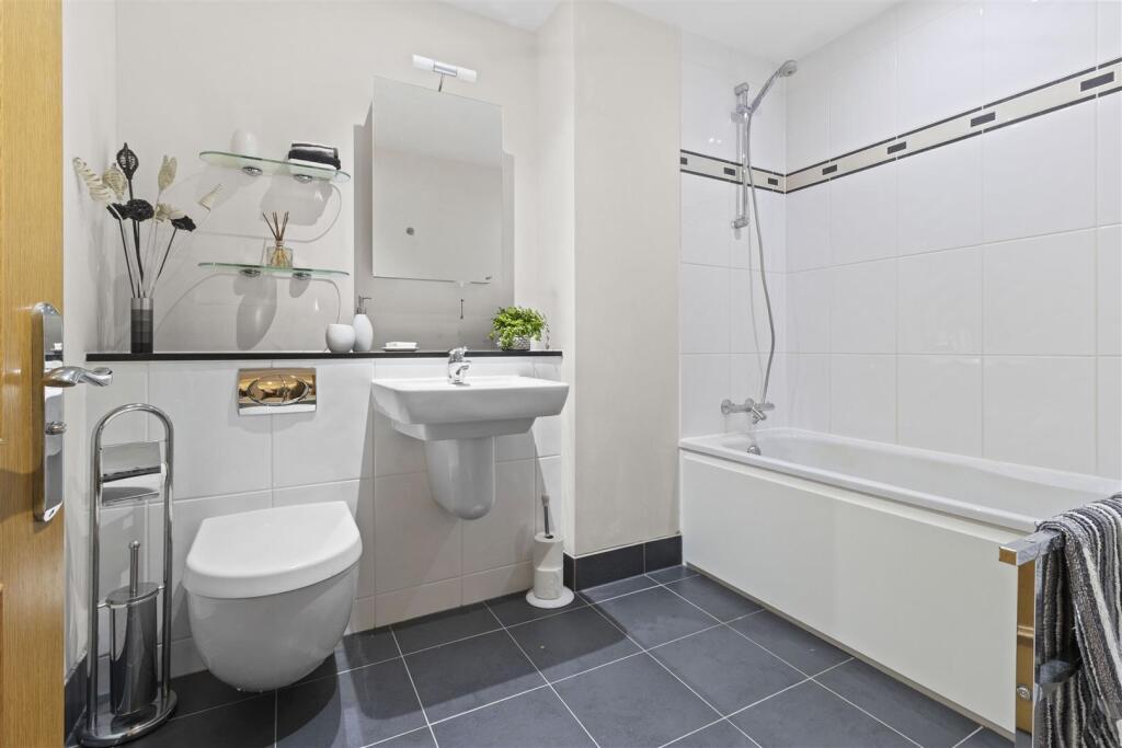 En-Suite Bathroom Bedroom 1