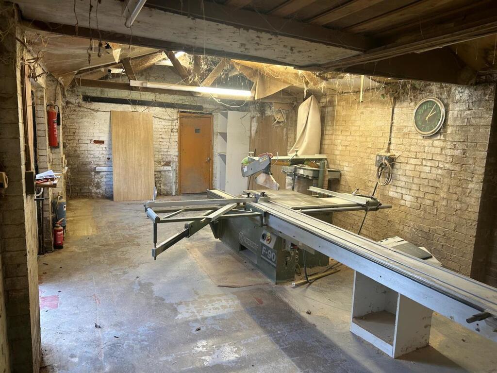 WhatsApp Image 2025-03-06 at 14.05.14_325fe30d.jpg