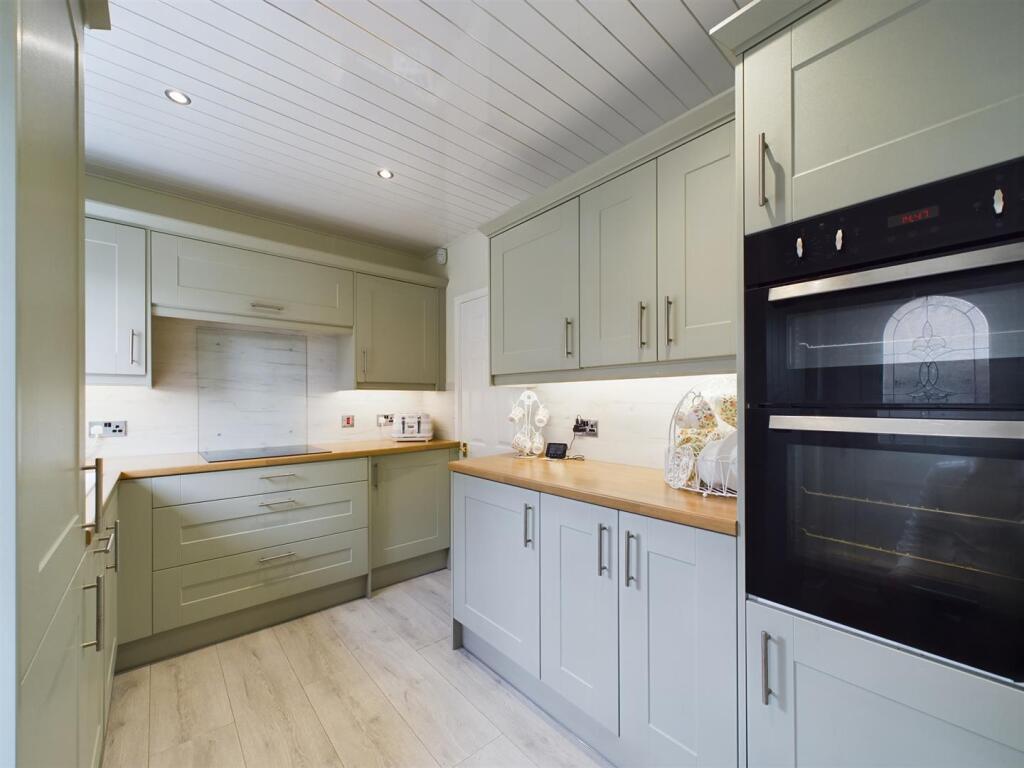 Kitchen: