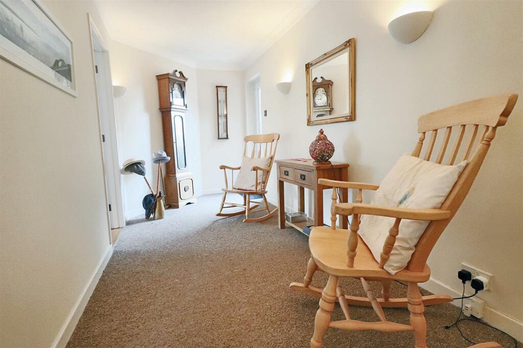 SPACIOUS ENTRANCE HALL