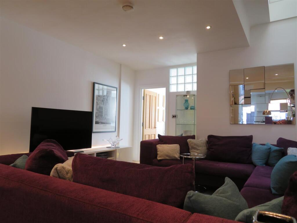 247 Milton Lounge2.JPG