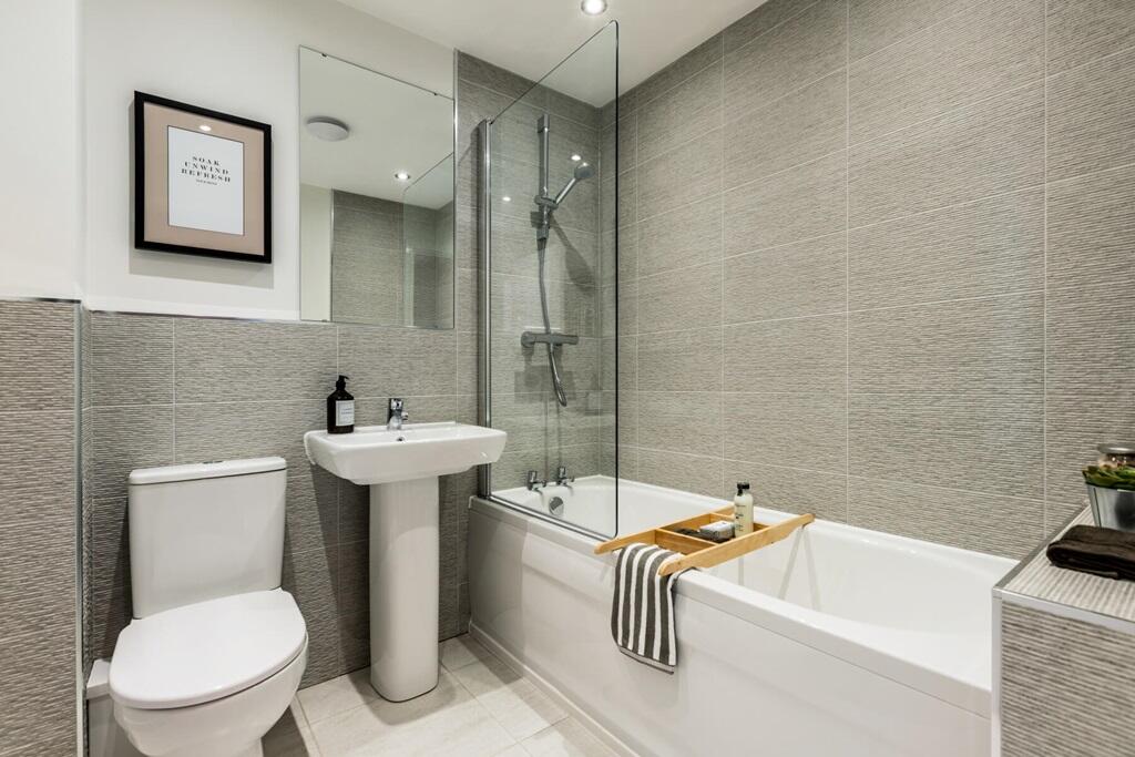 Main bathroom with shower over bath