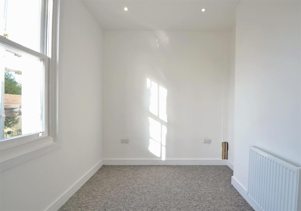 9 - Three Bedroom Flat for Auction, Westbury-on-Tr