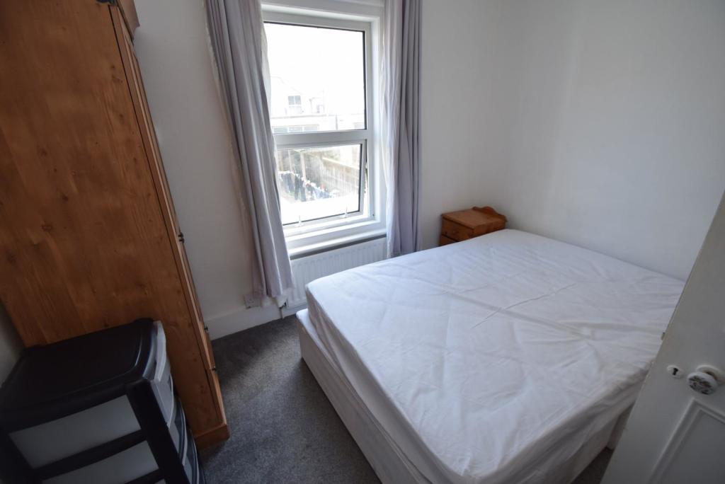 7 Marine Road  bed 2.JPG