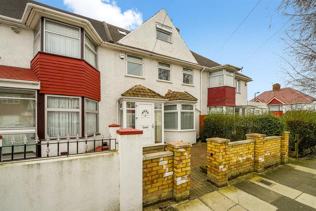 First Floor, 3 Tring Avenue - MkJcK5x8jRNbp5YJ4ViP