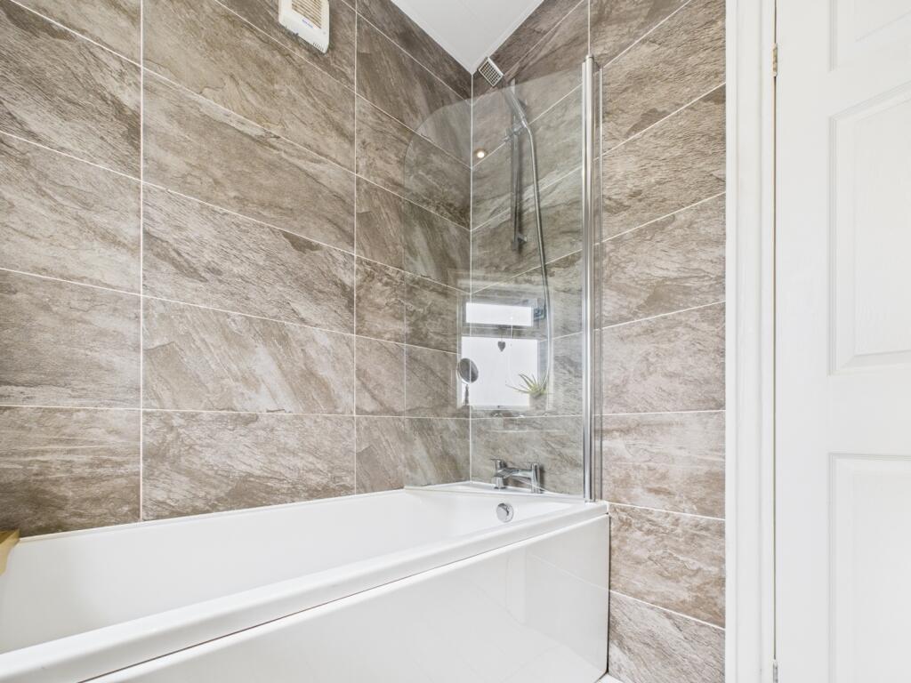 CAM04233G0-PR0029-STILL028