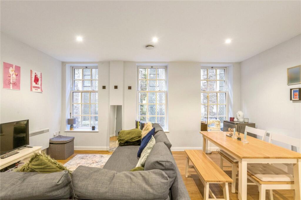 Sitting/Dining Area