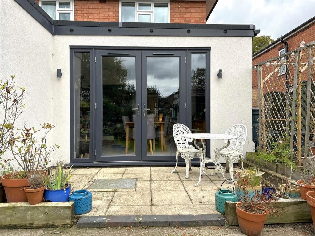 Outdoor Seating Area 067