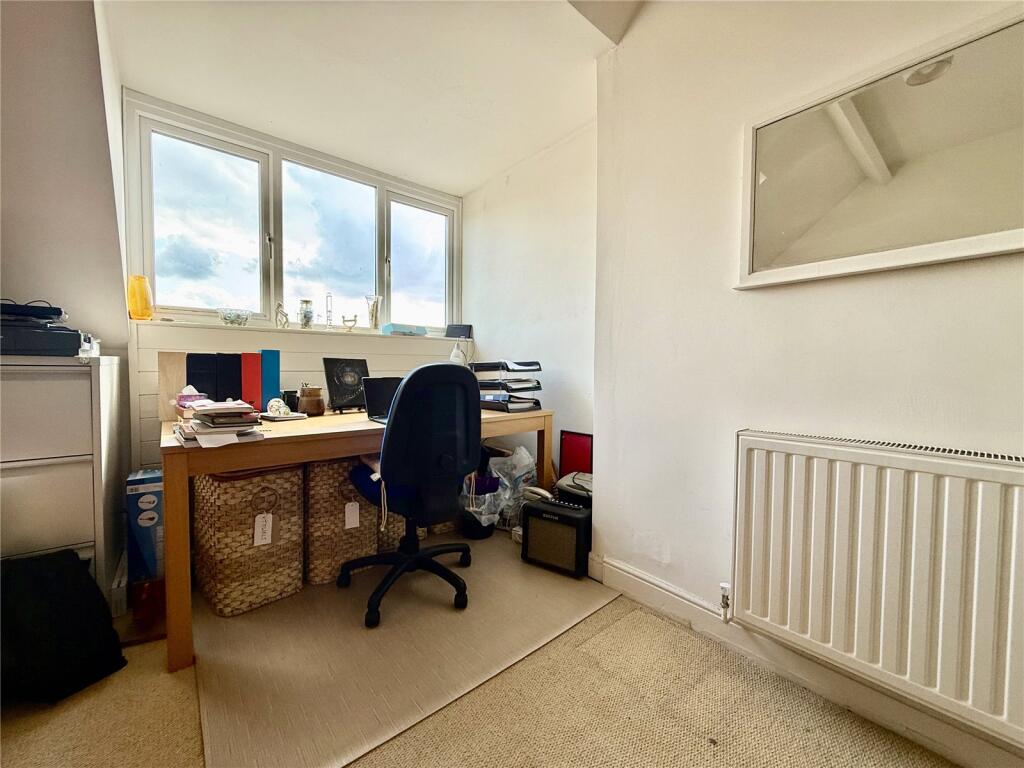 Bedroom / Study