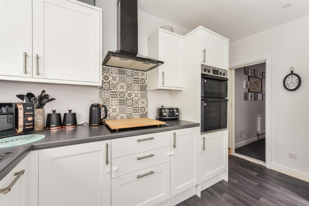 Kitchen cooker &amp; oven.jpg