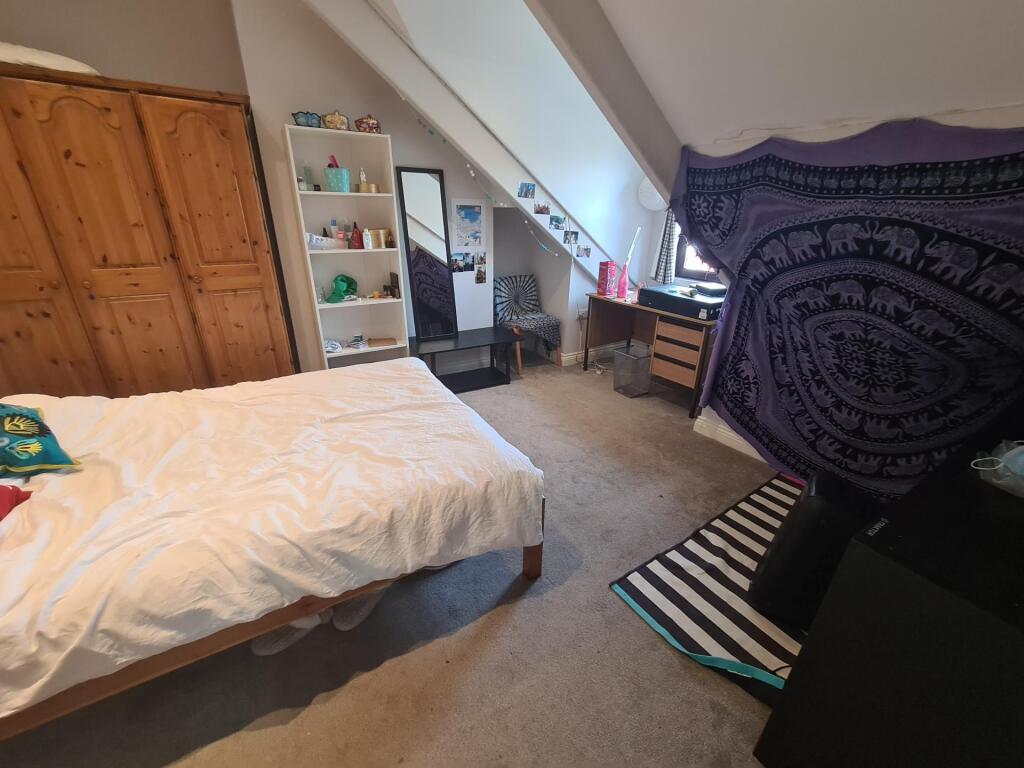 A cozy double bedroom featuring a comfortable b...