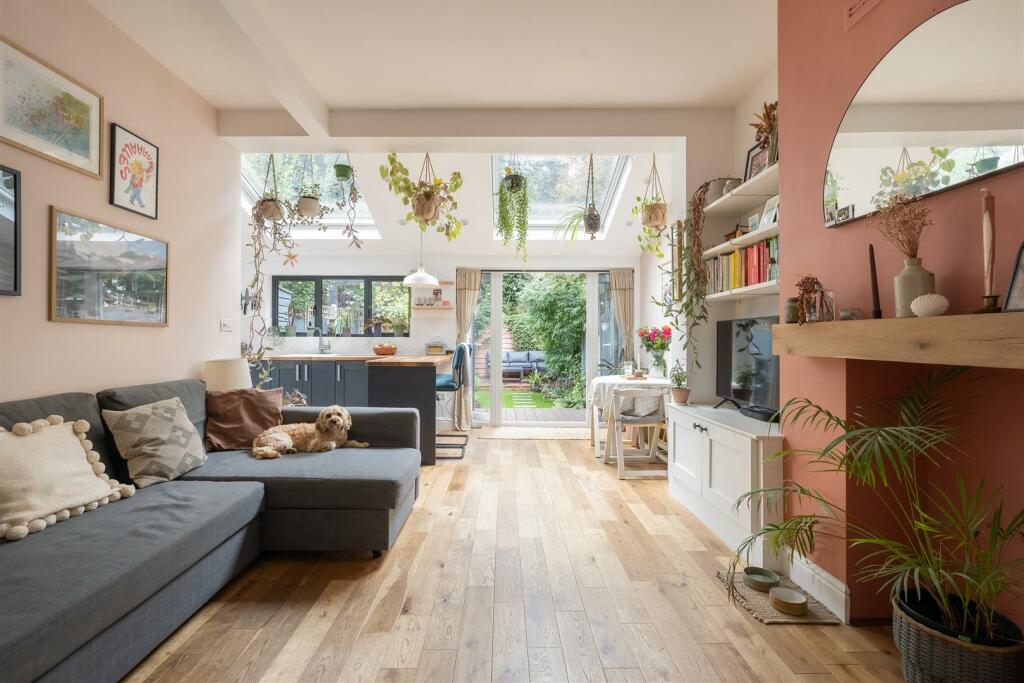 Cavendish Drive, E11