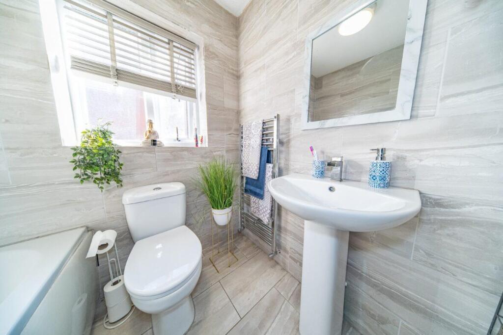 3 Deanwood Close bathroom.jpg