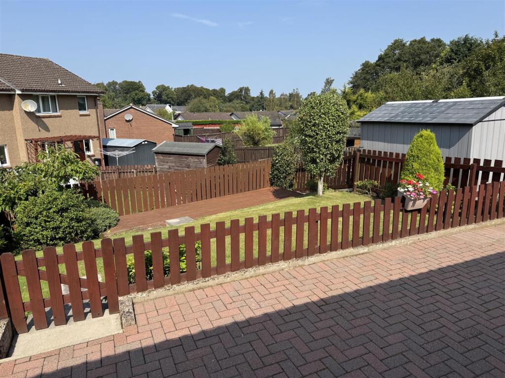 REAR GARDEN 2.JPG