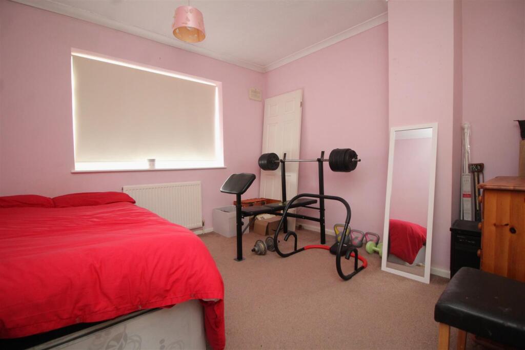 bedroom 1 .JPG