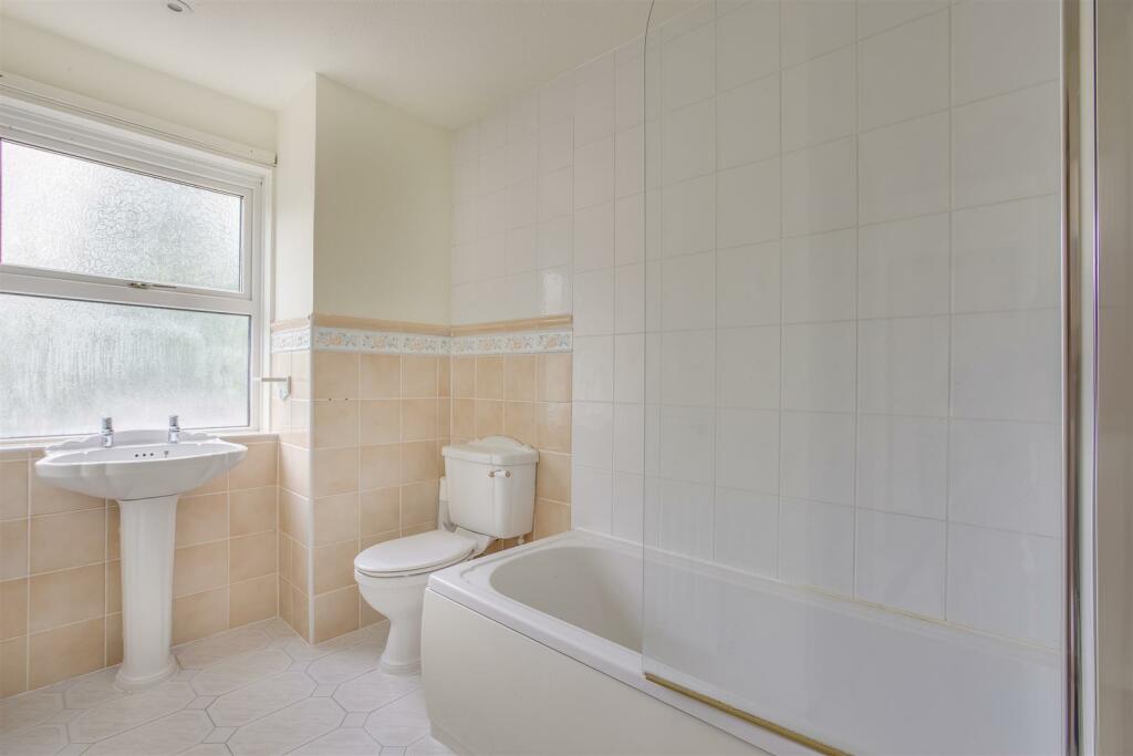 17 Frogmore Close, HP14 4LN-3.jpg
