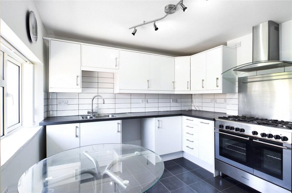 Kitchen B&#39;fast Room