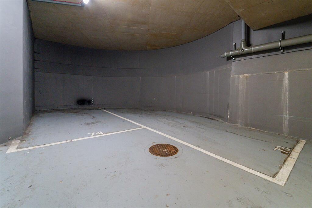 6892_33280884_IMG...