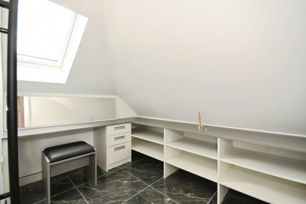 28 DRESSING ROOM 02.jpg