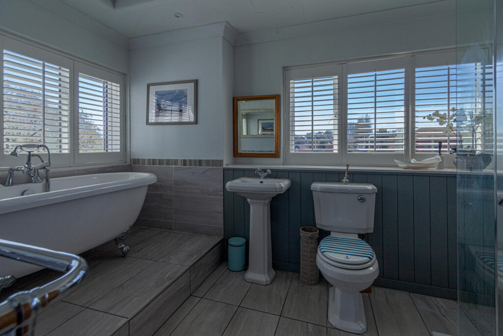 HOLIDAY LET BATHROOM