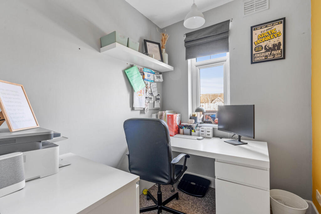 Bedroom / Study
