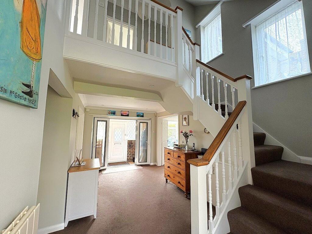 27 de la Warr Road - hall3.jpg