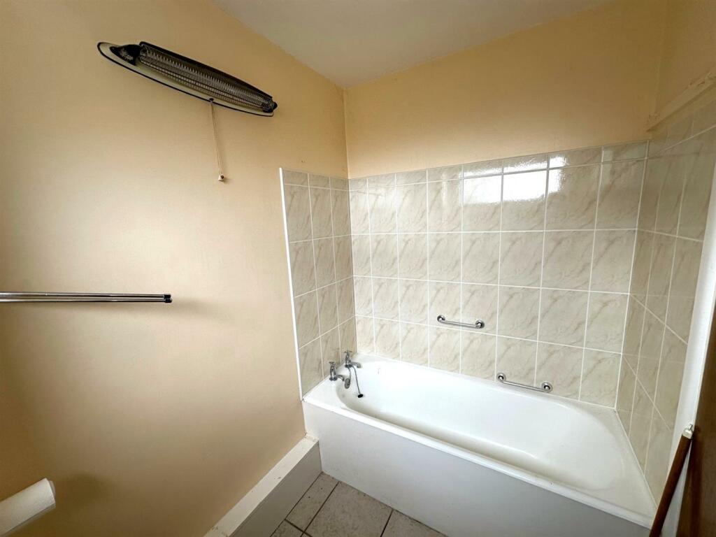 bathroom 2.jpg