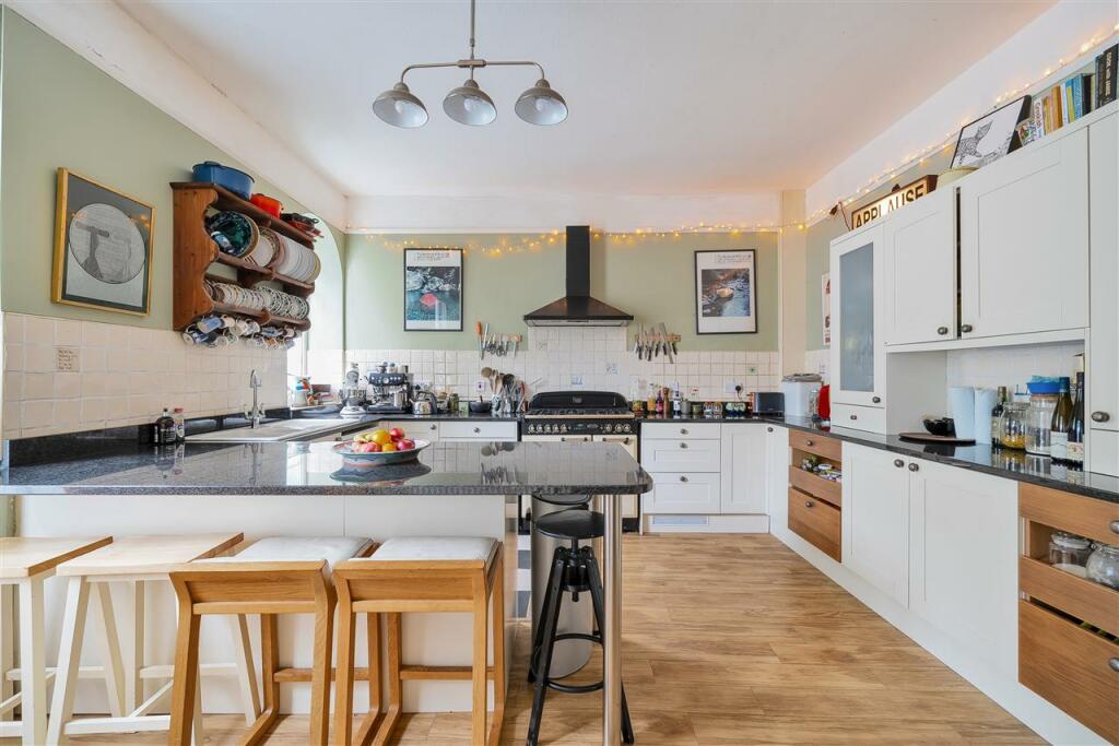 KITCHEN/BREAKFAST