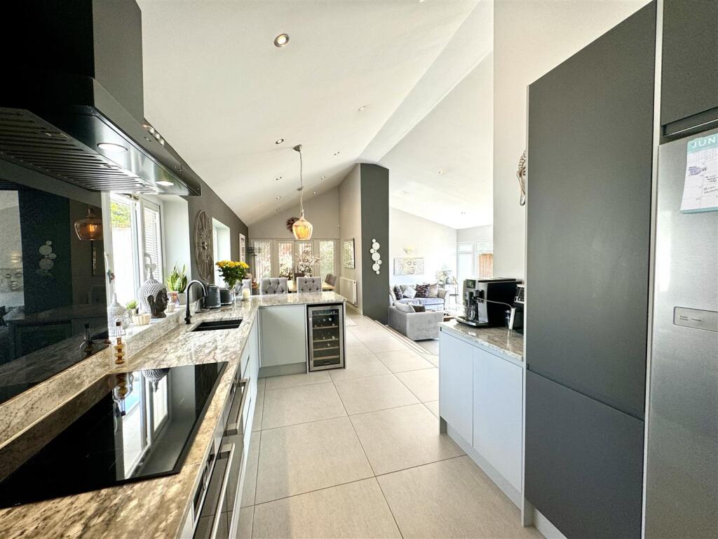 KITCHEN/DINING ROOM