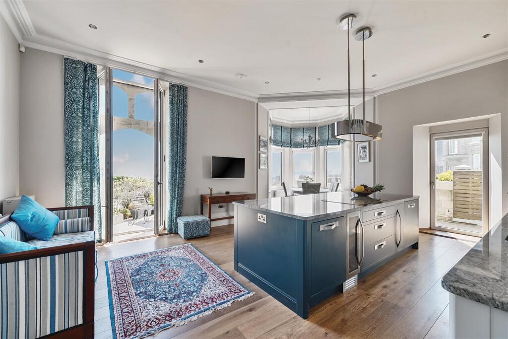 Kitchen &amp; Breakfast Room