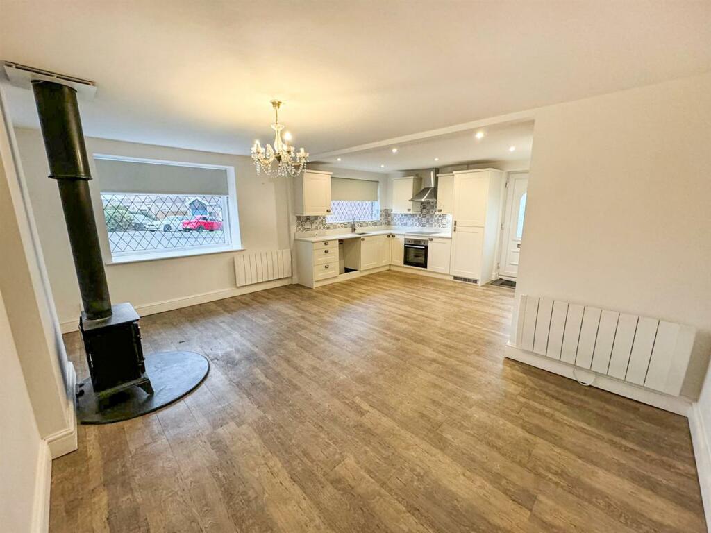 LOUNGE/DINING/KITCHEN