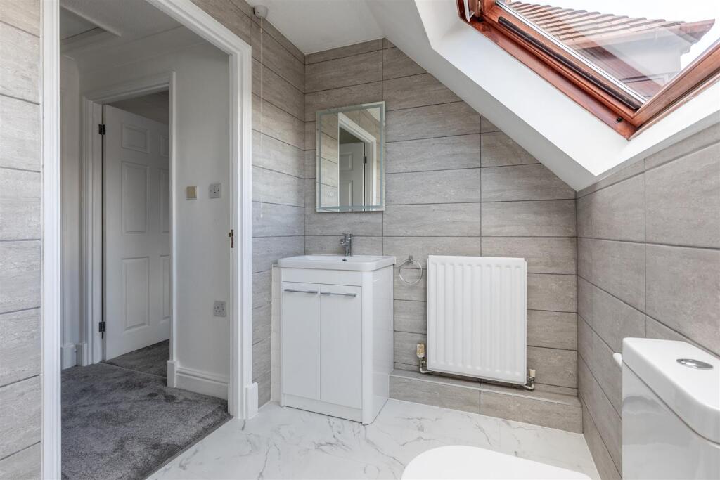 Courville Close, Alveston Bathroom.jpg