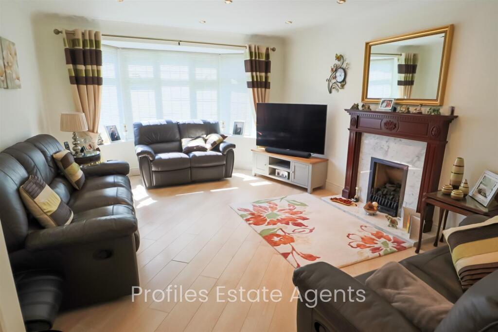 Attractive lounge (front)