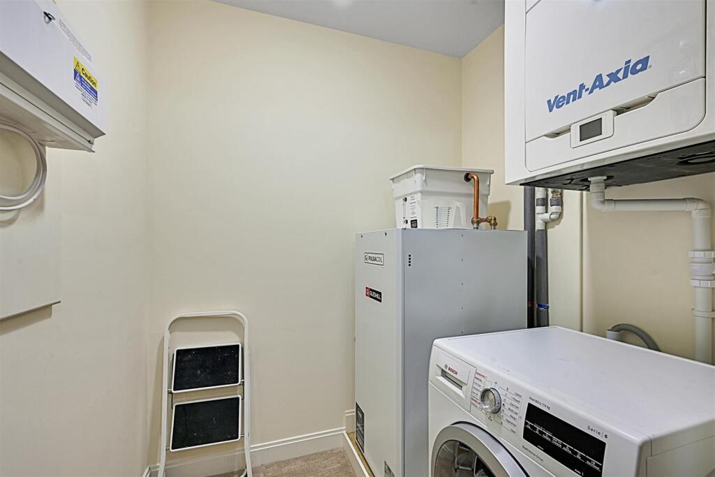 11-16e3PHMCS - 43 Brooke Dene Court 052.jpg