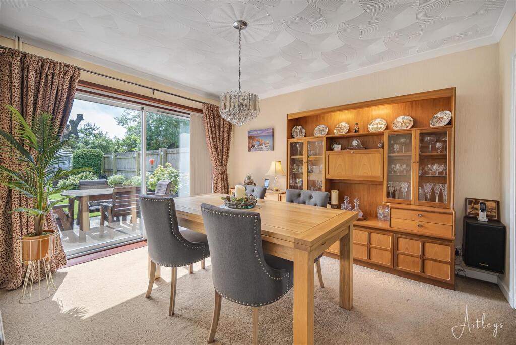 Lounge/dining area