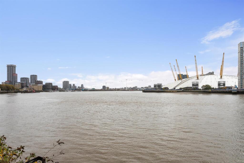021020252_REL_Flat 1318 New Providence Wharf 1 Fai