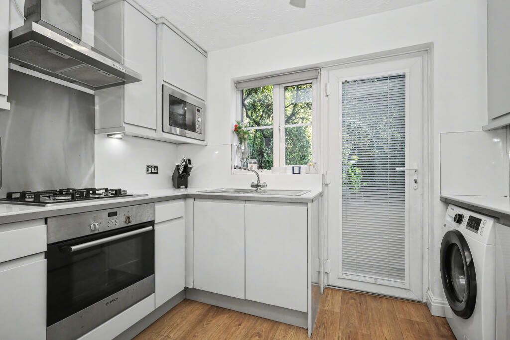 fitted kitchen.JPG